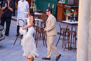 Dua Lipa y Callum Turner eligieron Sicilia para celebrar su boda tras una ceremonia civil en Londres (Photo © 2026 Backgrid UK/The Grosby Group)