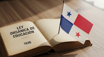 Un libro viejo abierto con la inscripción "LEY ORGÁNICA DE EDUCACIÓN 1946" y una pequeña bandera de Panamá insertada en sus páginas.