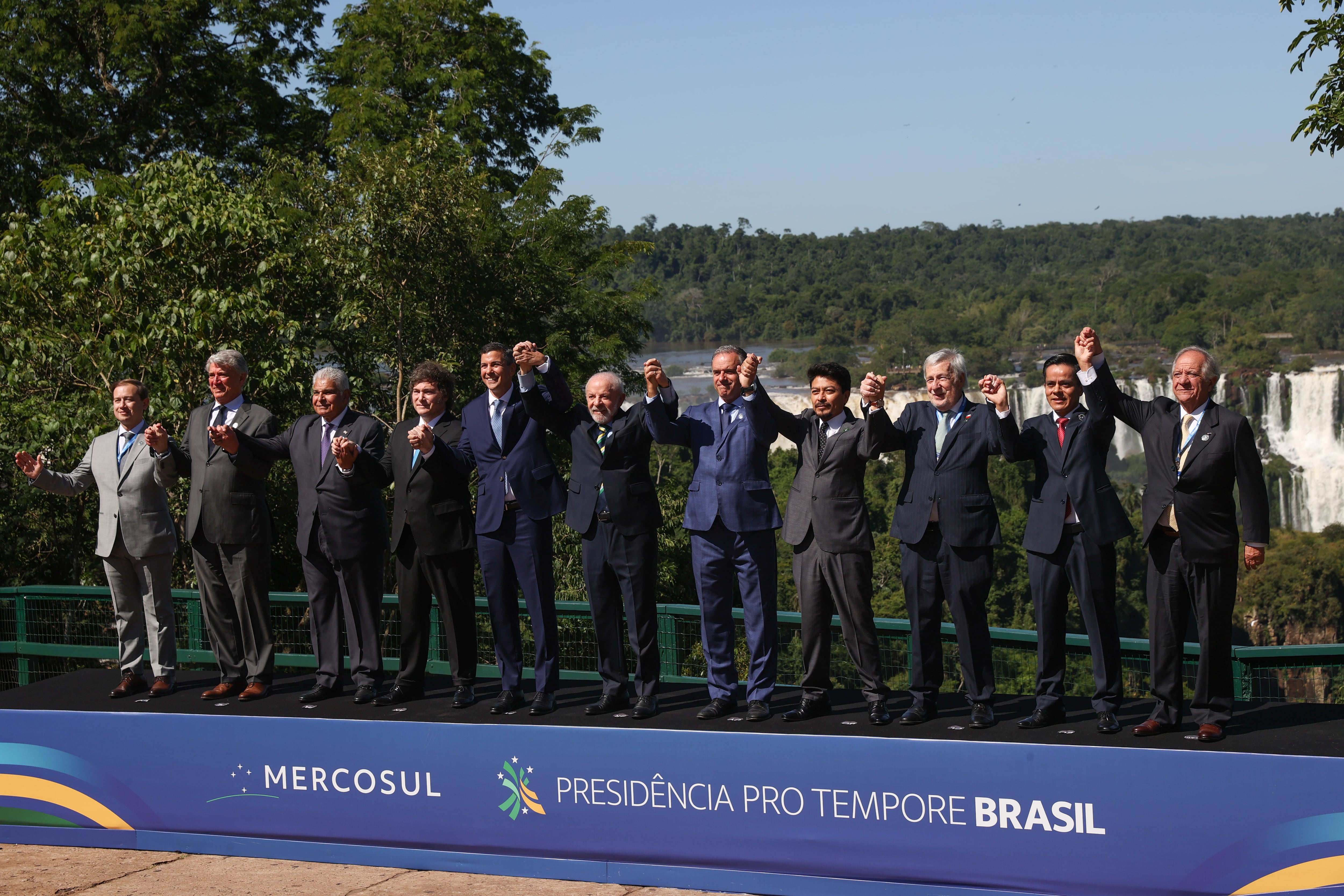 Fotografía oficial de los jefes de Estado de países integrantes y representantes de estados asociados en la LXVII Reunión Ordinaria del Consejo del Mercado Común del Sur (Mercosur) este sábado, en Foz de Iguazú (Brasil). EFE/ Juan Pablo Pino