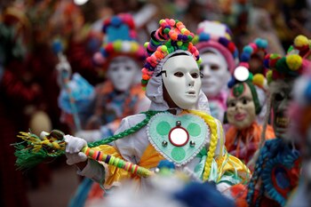 Jóvenes vestidos de diablos de espejos danzan durante la celebración del Corpus Christi en el Casco Viejo en Ciudad de Panamá, en una fotografía de archivo. EFE/Bienvenido Velasco