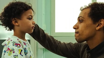 La miniserie de tres episodios basada en hechos reales que lleva semanas triunfando en Netflix: un ‘true crime’ sobre un niño que vio el asesinato de su madre