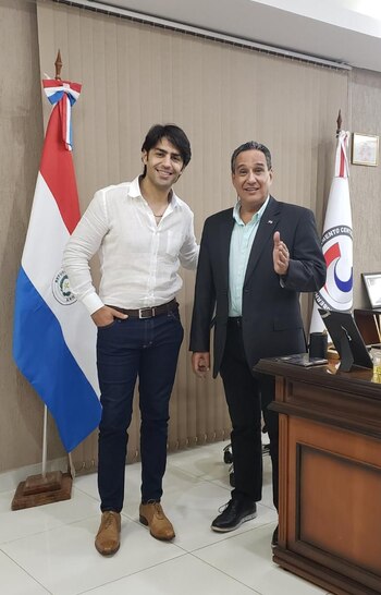 El actor Alejandro Cupitó se reunió con el Gobernador del Departamento Central de Paraguay, Hugo Javier, para llevar diferentes proyectos de teatro y televisión desde la Argentina. Además conversaron sobre el impacto de los medios en la promoción de las artes y el espectáculo.