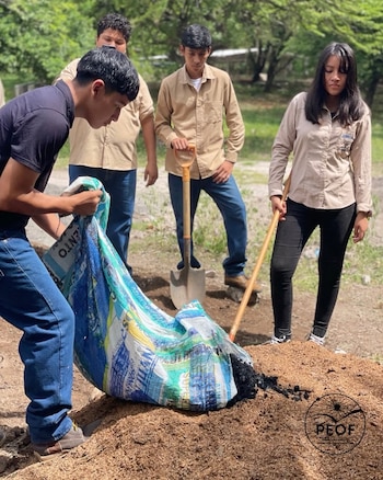 La iniciativa de PEOF en Perquín ofrece educación integral en agroecología, resiliencia e innovación productiva para transformar el campo salvadoreño. (Foto cortesía PEOF El Salvador)