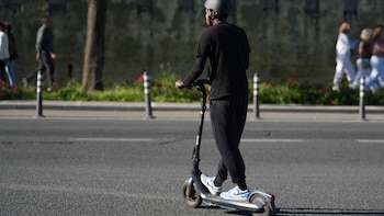 Casco para patinetes, 15 años de edad mínima y más protección a ciclistas: nuevas normas de tráfico desde el miércoles