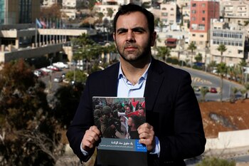 HRW denunció que Hamas y la Yihad Islámica cometieron crímenes de guerra al publicar videos de rehenes israelíes . (REUTERS/Muhammad Hamed)