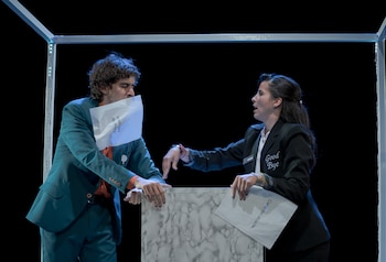 La dramaturga Alejandra Chamorro explicó que el personaje de Ernesto se inspira en la vivencia de Emmanuel Restrepo, quien, según sus palabras, buscaba una clínica donde poder despedirse dignamente.