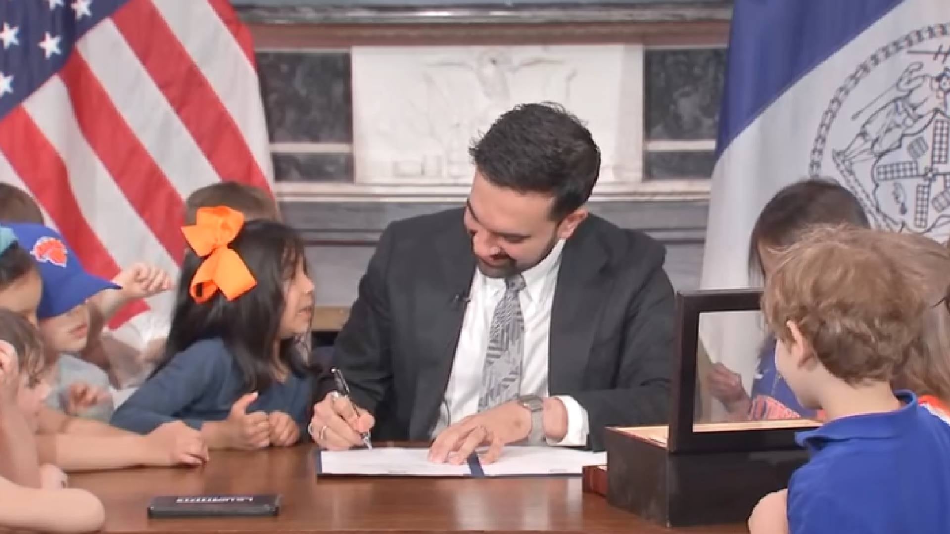 La orden simbólica del alcalde de Nueva York permite a los estudiantes ver la final de la NBA sin respetar el horario de dormir habitual (Captura de video )