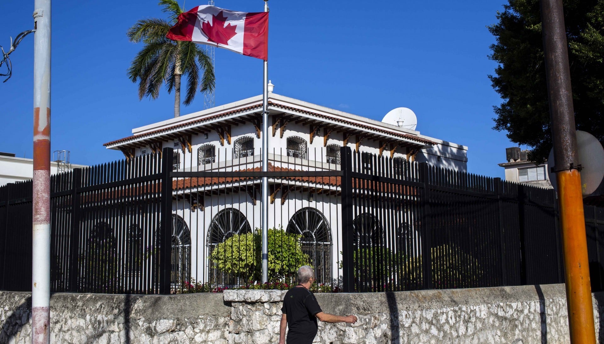 ARCHIVO - En esta fotografía de archivo del 17 de abril de 2018, un hombre camina frente a la embajada de Canadá en Cuba, ubicada en La Habana. (AP Foto/Desmond Boylan, Archivo)