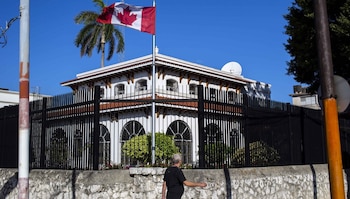 ARCHIVO - En esta fotografía de archivo del 17 de abril de 2018, un hombre camina frente a la embajada de Canadá en Cuba, ubicada en La Habana. (AP Foto/Desmond Boylan, Archivo)