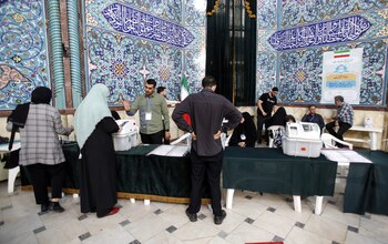 Un funcionario electoral hace un