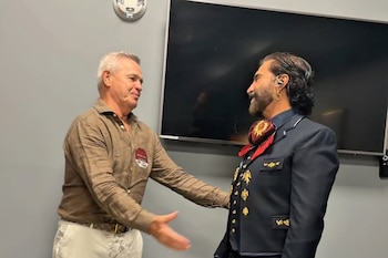 Alejandro Fernández recibió a Javier Aguirre en los camerinos del MGM Grand Garden Arena durante su concierto patrio en Las Vegas este 15 de septiembre. (Instagram/ alexoficial)