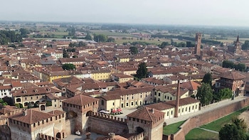 El pueblo medieval de Lombardía que es de los más bonitos de Italia: un castillo de ladrillo rojo, frescos del siglo XV y tres iglesias