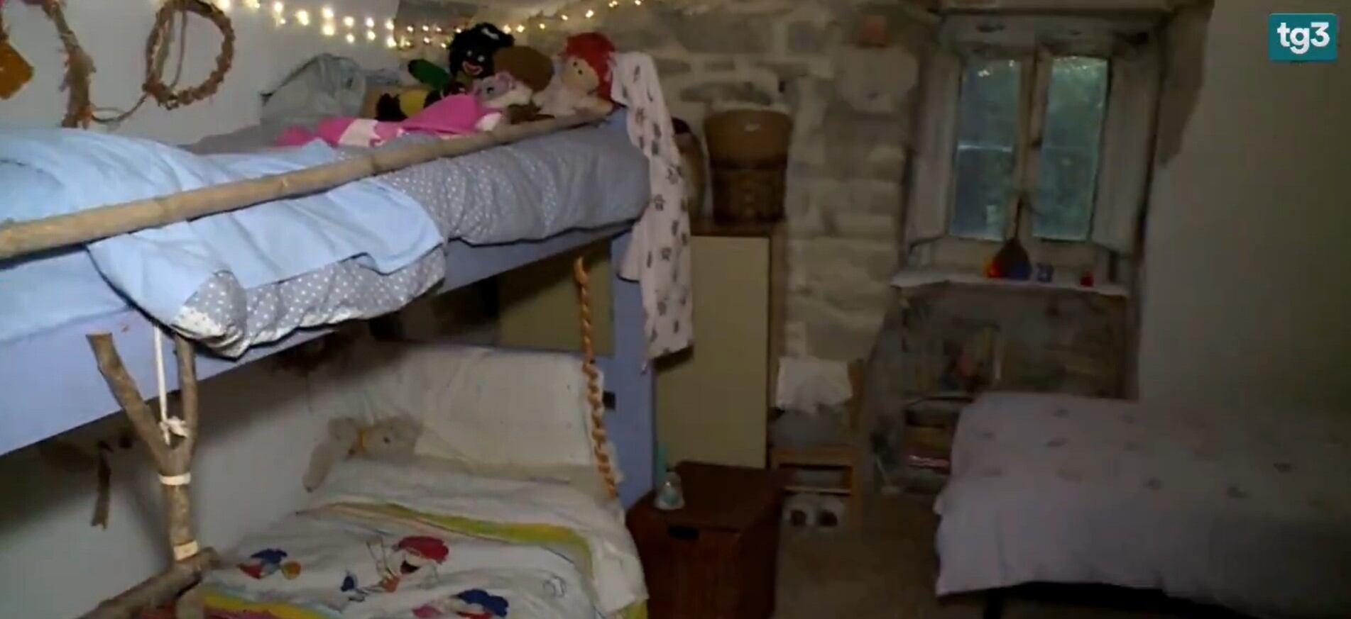 La familia de cinco miembros comparte un dormitorio y obtiene electricidad limitada mediante un panel solar. (Rai TG3/Captura de pantalla/)