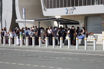 La gente espera para abordar