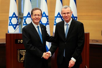 Isaac Herzog con el vocero