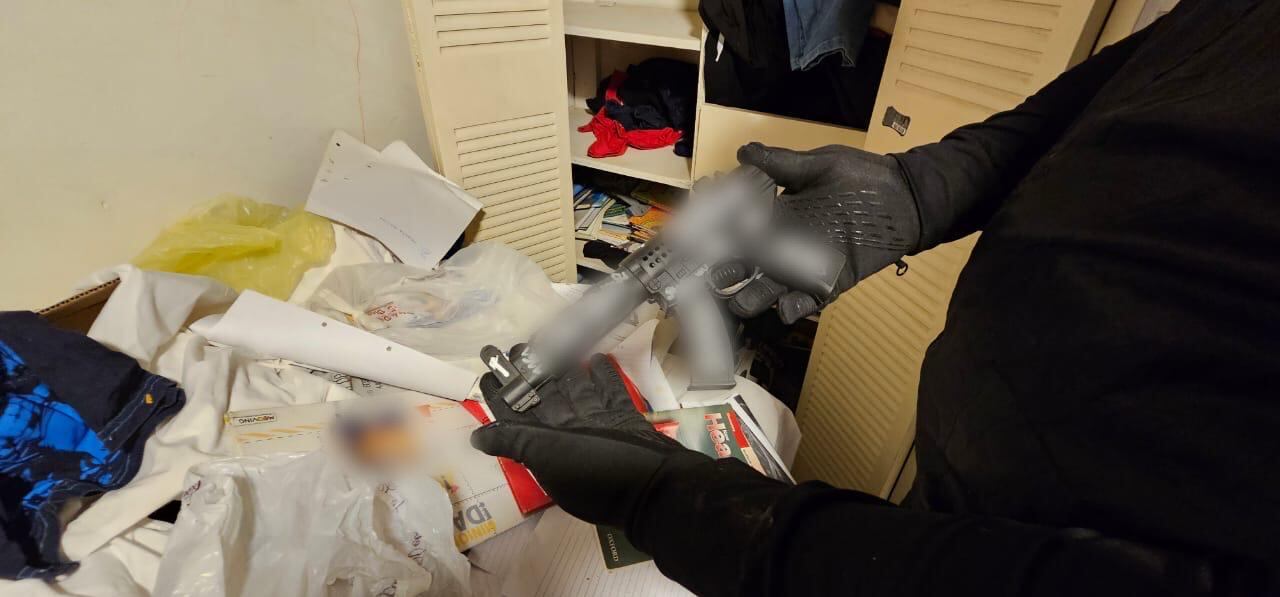 La réplica de un subfusil presentaba inscripciones con los nombres de reconocidos tiradores en masa