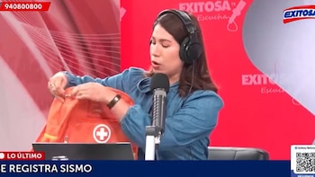 “Aquí tenemos la mochila de emergencia”, dijo la conductora mientras el estudio se movía en plena transmisión. Captura: Radio Exitosa.