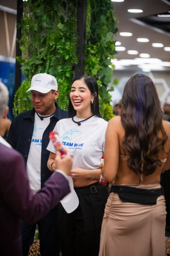 El momento en que Juanda abrazó a Mariana y le dedicó una canción, junto a la pulsera azul que ambos lucen, avivó las sospechas sobre una relación especial - crédito cortesía Canal RCN N