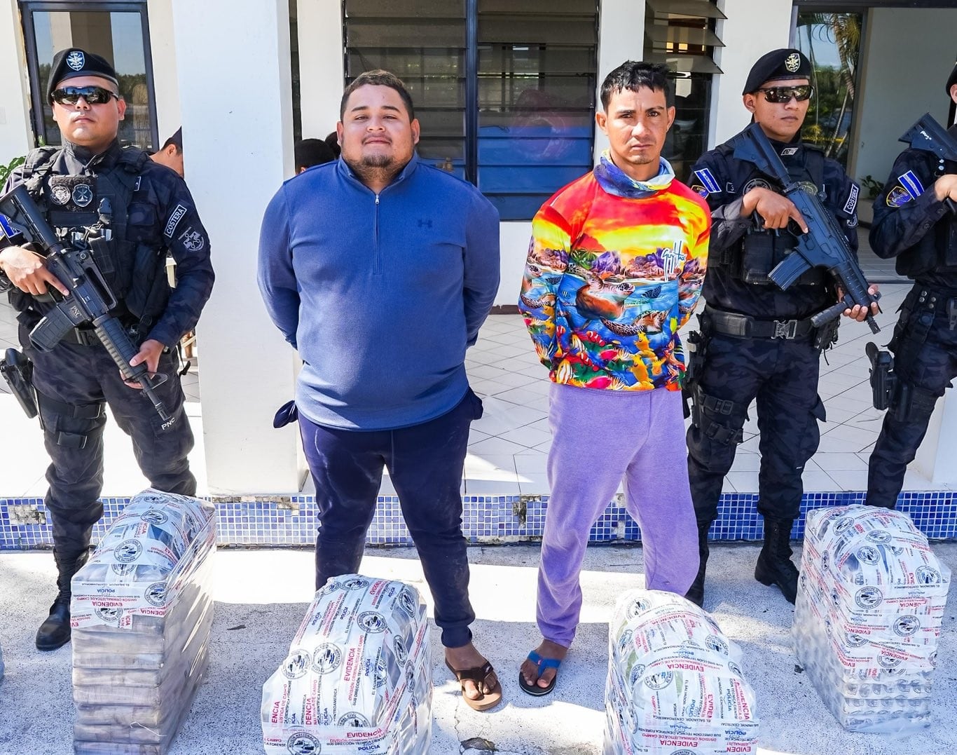 Handy Yocimar Medina Gómez y Carlos Roberto Quezada Orellana son custodiados por policías tras la operación antidrogas./ (Redes de ministro de Justicia y Seguridad, Gustavo Villatoro)