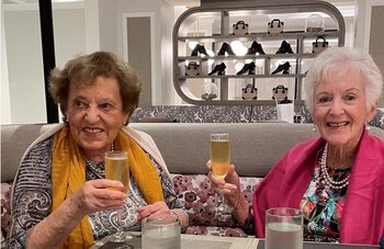 El abrazo de dos amigas