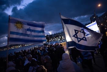 Personas se manifiestan en apoyo a Israel, en Montevideo (Uruguay). EFE/Gianni Schiaffarino