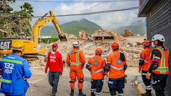 Misión humanitaria de El Salvador refuerza medidas sanitarias de su equipo en Venezuela tras terremotos