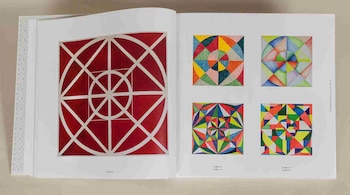 Interna del libro "Cosmos", de