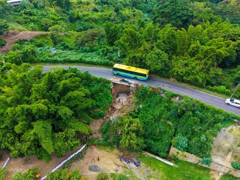 Los deslizamientos de tierra y sedimentos representaron el 45% de los incidentes viales registrados en el país. (Foto cortesía FOVIAL)