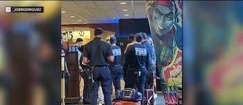 Tres espectadores fueron trasladados a un hospital después de la exposición al gas pimienta dentro de la sala de cine en California (Captura de video)