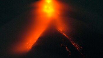 Camiones llenos de aldeanos