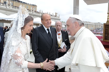 El papa Francisco, a la derecha, saluda a los reyes Juan Carlos y Sofía de España durante una ceremonia en la Plaza de San Pedro, en el Vaticano, el 27 de abril de 2014. (Foto de L'Osservatore Romano/Sipa USA/GRUPO GROSBY)