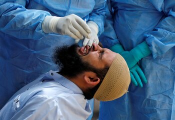 Un hombre gesticula mientras los