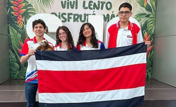 Los cuatro estudiantes costarricenses competirán en la 58.ª Olimpiada Internacional de Química, que este año tendrá como sede Uzbekistán. Crédito: UNA Comunica