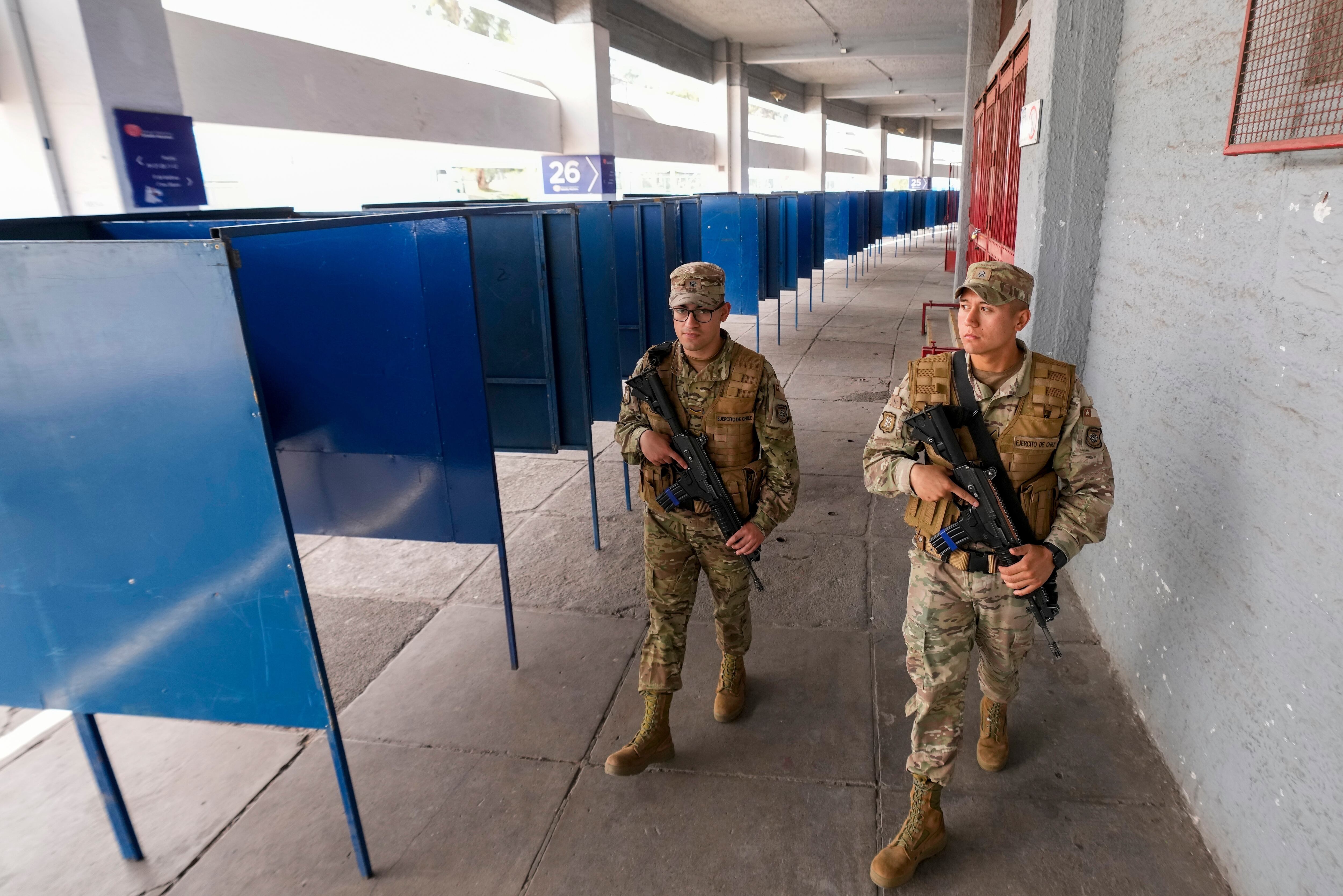 Soldados patrullan el Estadio Nacional, que se utilizará como centro de votación durante las elecciones generales (Associated Press/Esteban Felix)