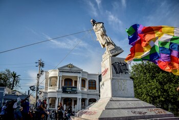 Demonstrators tear down a statue of Italian explorer Cristobal Colon, also known as Christopher Columbus, during protests, in Barranquilla, Colombia June 28, 2021. Picture taken June 28, 2021. REUTERS/Mery Granados NO RESALES. NO ARCHIVES TPX IMAGES OF THE DAY