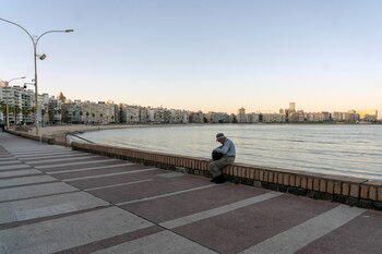 La ciudad de Montevideo, desierta