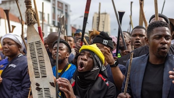 Cientos de zimbabuenses salen de Ciudad del Cabo tras las protestas xenófobas en Sudáfrica