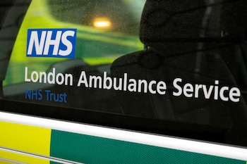 El plan piloto de triaje con inteligencia artificial en Sussex redujo un 29 % las llamadas telefónicas a primera hora de la mañana para pedir cita médica.(REUTERS/ARCHIVO)