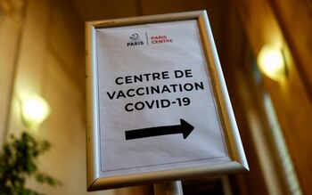 Un cartel indicando la dirección