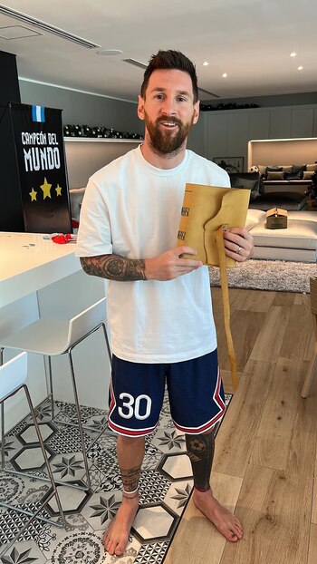 Messi con un libro firmado