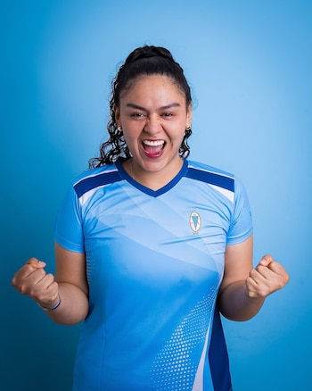 Evelyn Linares posa con la camiseta de Regatas Lima.