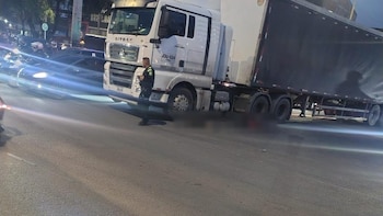 Accidente en la avenida Boyacá dejó una mujer fallecida: el choque con un tractocamión provocó desvíos en Bogotá