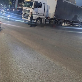 Una mujer que se movilizaba en motocicleta murió tras el choque con un tractocamión en la localidad de Kennedy (@PasaenBogota/X)