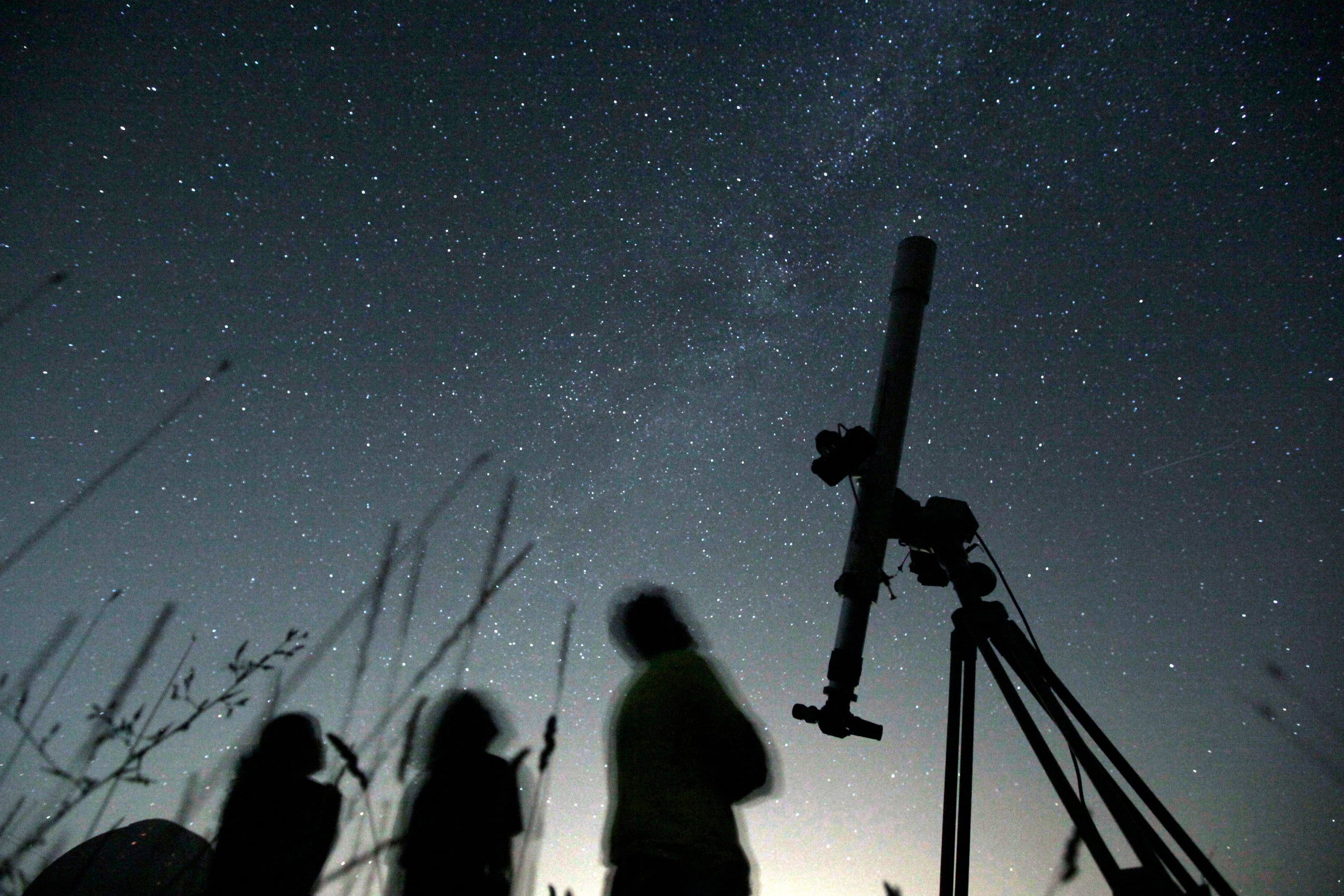 La lluvia de meteoros Úrsidas alcanza su punto máximo entre el 21 y el 26 de diciembre en el hemisferio norte. (Foto AP/Petar Petrov, Archivo)