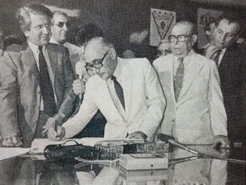 La asunción de Antonio Alegre el 6 de enero del '85. Firma el libro de actas observado por Polak, Armando y Heller
