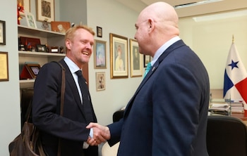 A la derecha, el viceministro de Asuntos Multilaterales y Cooperación de Panamá, Carlos Guevara Mann, junto al embajador del Reino de Dinamarca concurrente en Panamá, Jens Godtfredsen. (Cancillería)