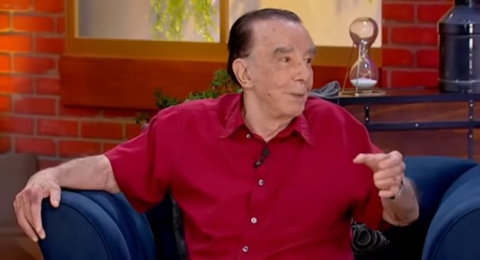 Mauricio Herrera regresa al teatro a los 91 años tras superar una lesión en la pierna.