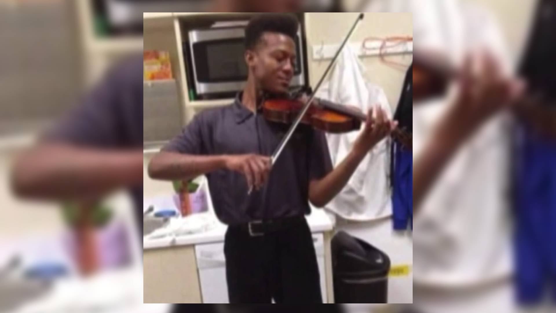 Elijah McClain murió en 2019 después de que la policía de Aurora lo inmovilizara y los paramédicos le inyectaran ketamina en una dosis superior a la recomendada para su peso (ABC)
