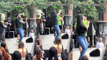 Una intérprete de señas en un concierto de Feid se volvió viral en redes sociales: “Es un perreo interpretativo”