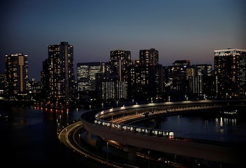 Tokio ocupa el segundo lugar entre las grandes ciudades, donde rascacielos y moda urbana conviven con templos y reglas de etiqueta tradicional (REUTERS/Kim Kyung-Hoon)